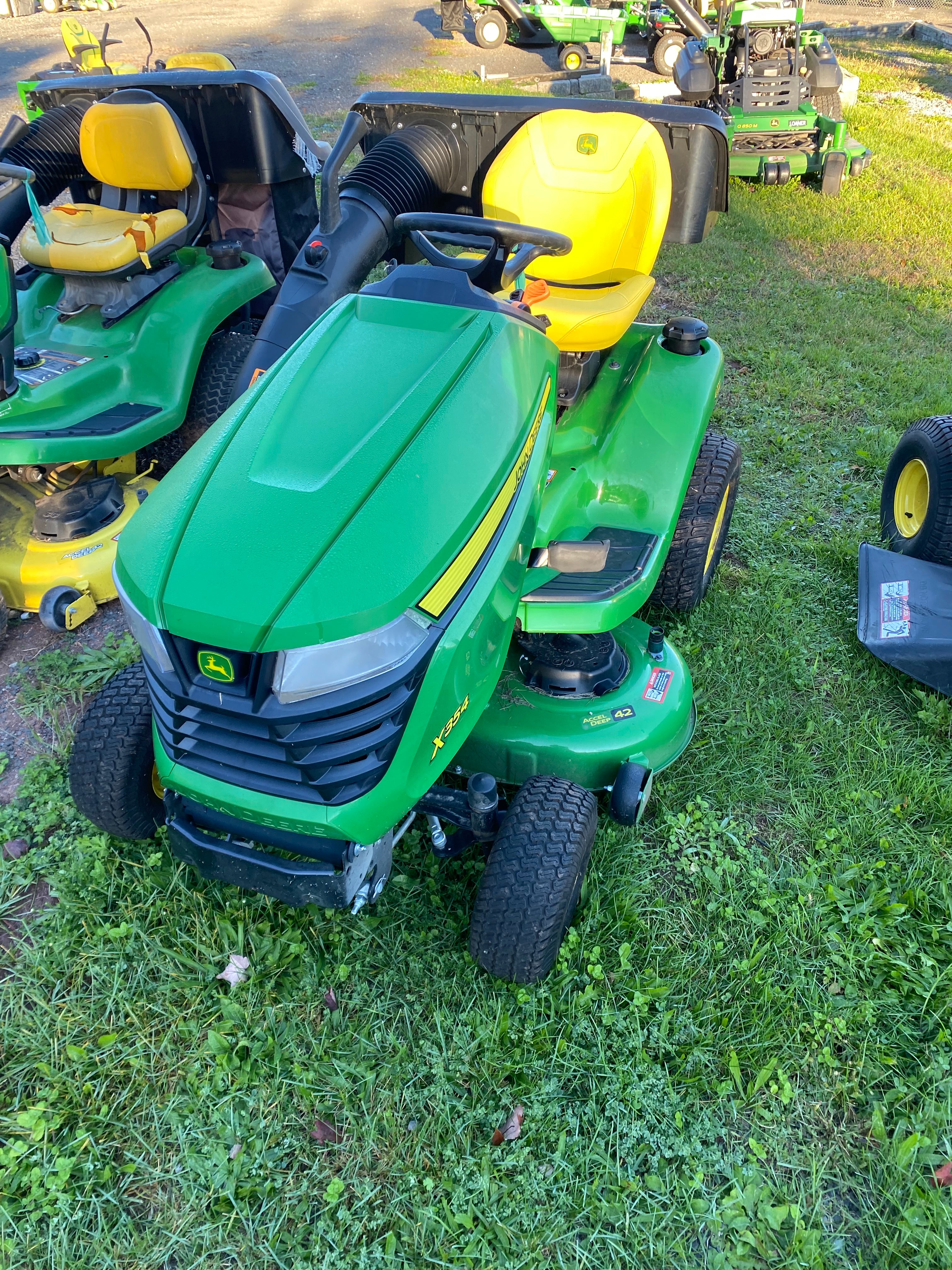 USED - JOHN DEERE X354 TRACTOR W/ 42" DECK & MCS
