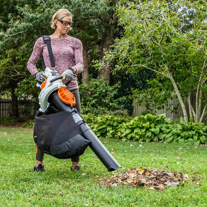 Woman using STIHL® SH 86 C-E in the yard